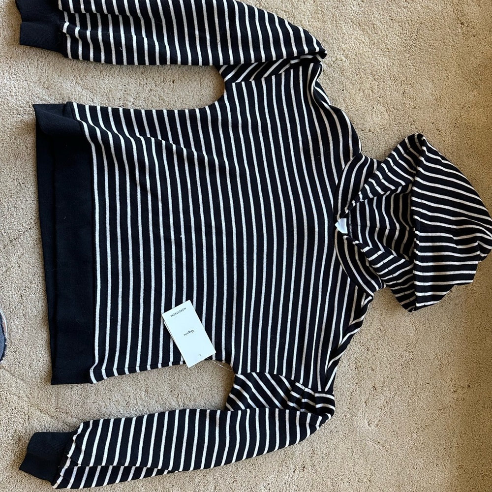 Girls long sleeve hooded top.